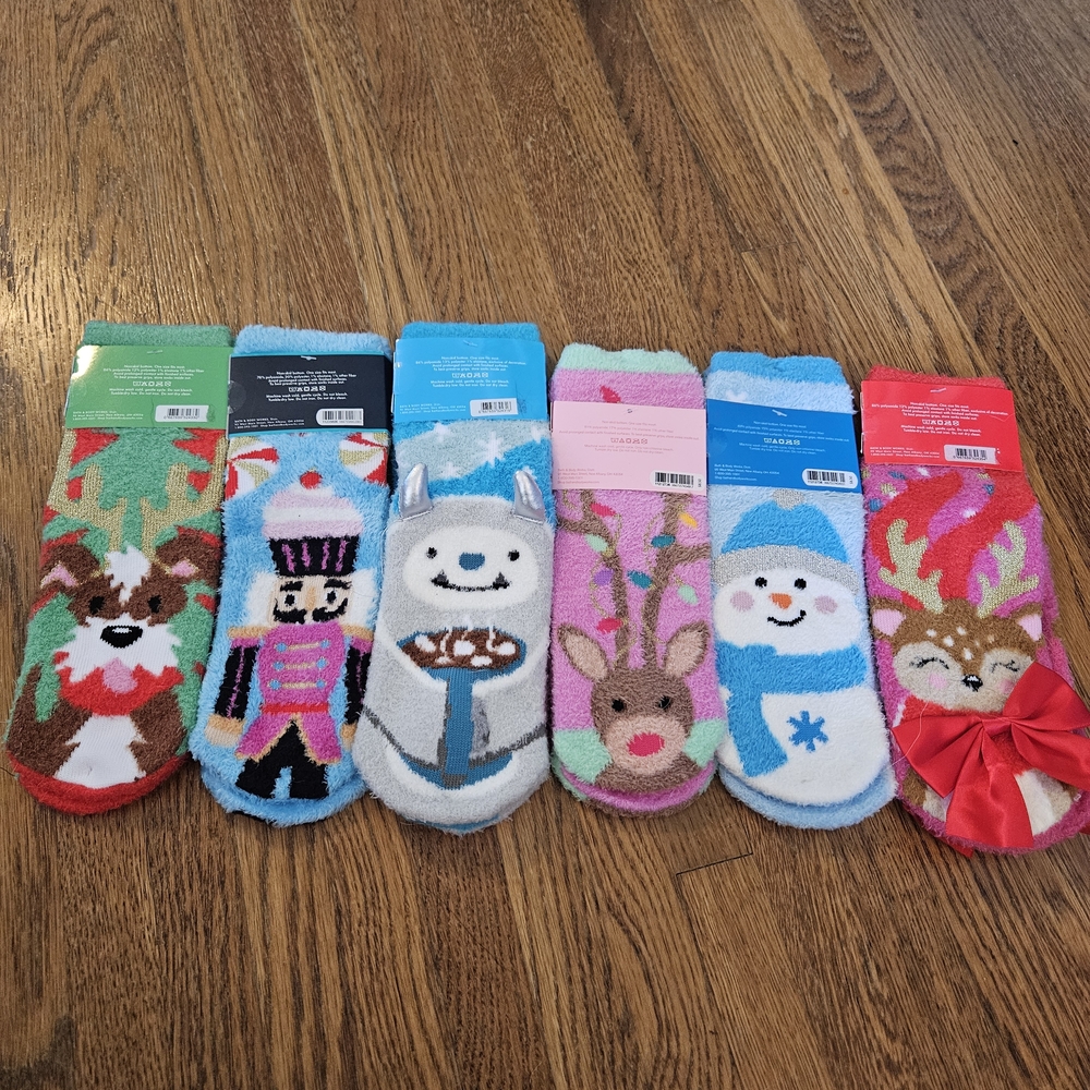 Lot of Bath & Body Works Shea Infused Holiday Fuzzy Socks - Picture 2 of 3